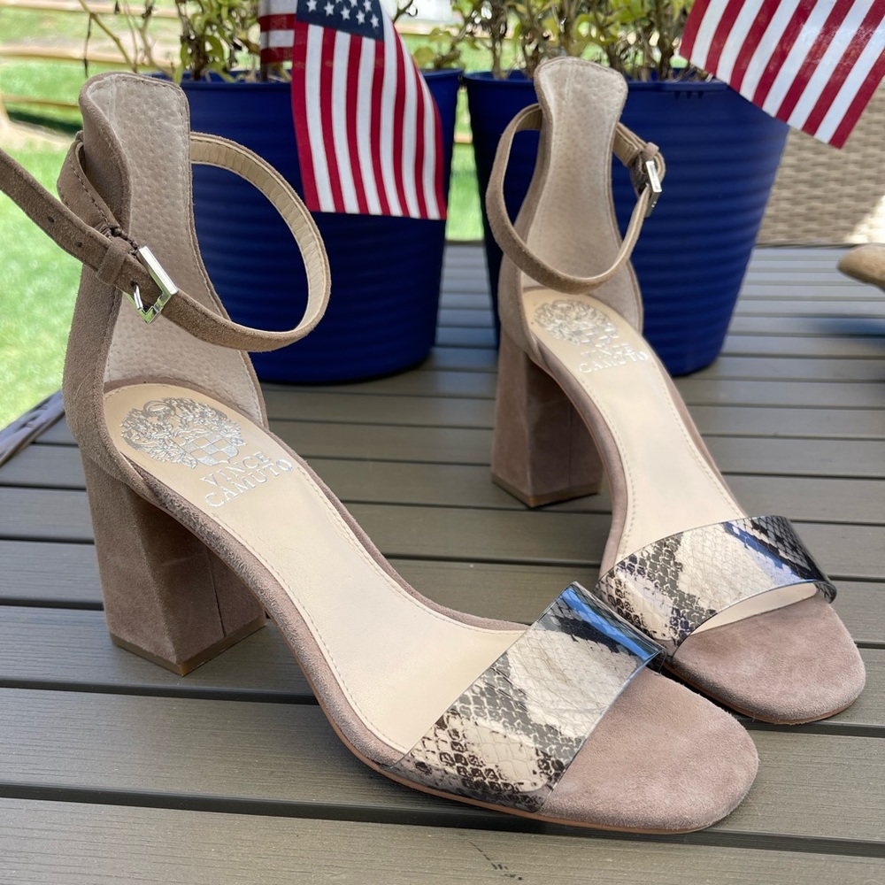 Vince Camuto Winderly sandal snake print size 6